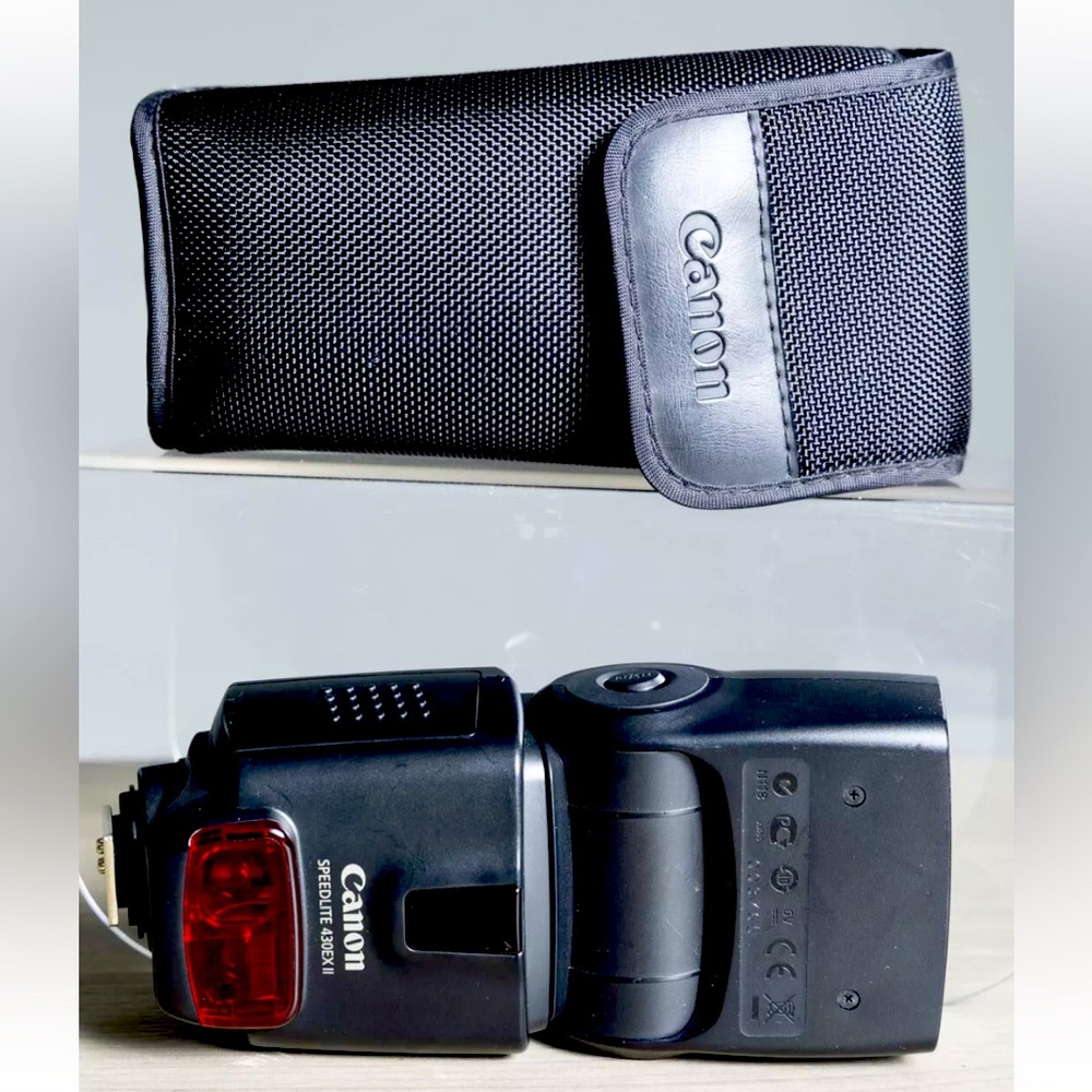 Flash Speedlite with case for Canon SLR camera. New